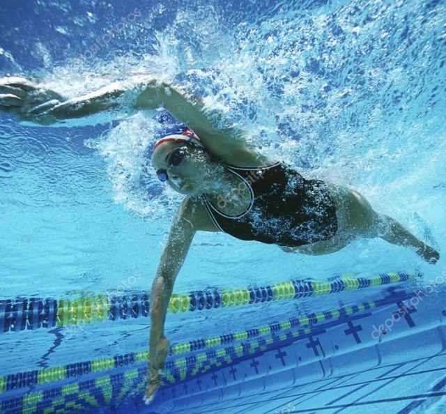 Pływanie kraulem w basenie